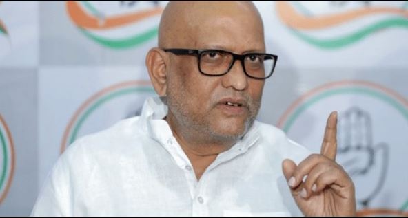 अयोध्या में कांग्रेस प्रदेश अध्यक्ष अजय राय मीडिया से बातचीत करते हुए
