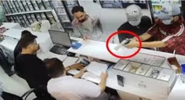 चंडीगढ़ मेडिकल स्टोर कैशियर हत्याकांड की जांच करती पुलिस