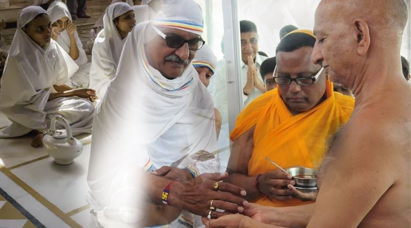 जैन धर्म के अनुयायी सूर्यास्त से पहले भोजन करते हुए, अहिंसा और साधना की परंपरा का प्रतीक