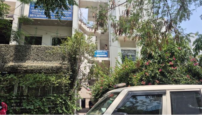 दक्षिणी दिल्ली में घरेलू सहायिका मीना हलदर हत्या मामले की जांच करती पुलिस