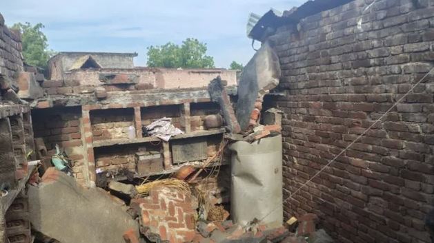 कासगंज के शेखूपुर गांव में आंधी और बारिश के दौरान मकान की छत गिरने से एक परिवार के तीन लोगों की मौत और तीन बच्चे घायल।