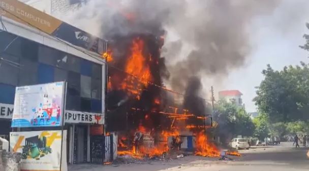 Aliganj Coaching Center Fire: लखनऊ अलीगंज सेक्टर डी में कोचिंग सेंटर में लगी भीषण आग और दमकल की टीम राहत कार्य करती हुई