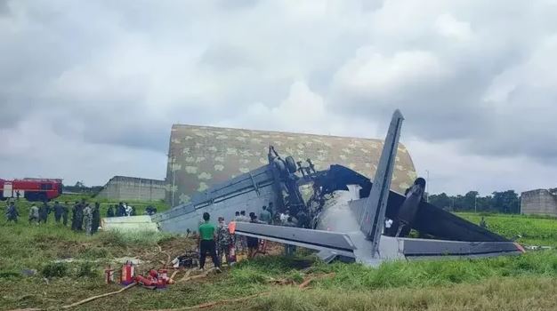 भारतीय वायुसेना का AN-32 विमान असम के जोरहाट एयरफोर्स स्टेशन पर दुर्घटनाग्रस्त होने के बाद आग की चपेट में आ गया।