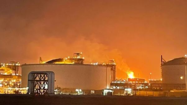 Qatar Gas Plant Blast: कतर के बरजान गैस संयंत्र में विस्फोट के बाद उठता धुआं