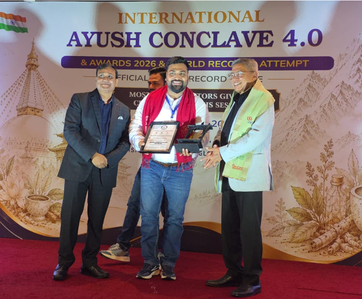 AYUSH Enterprise Award प्राप्त करते हुए हाथरस के आयुर्वेदिक उद्यमी प्रदीप उपाध्याय नेपाल के काठमांडू में आयोजित International AYUSH Conclave 4.0 में