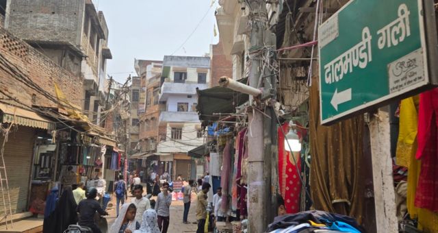 दालमंडी में फिर गरजा बुलडोजर, अब तक 150 भवनों पर कार्रवाई