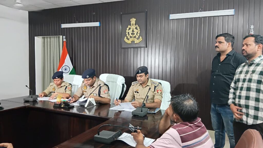 चोलापुर पुलिस की कार्रवाई में अवैध हथियारों के साथ गिरफ्तार सात आरोपी।