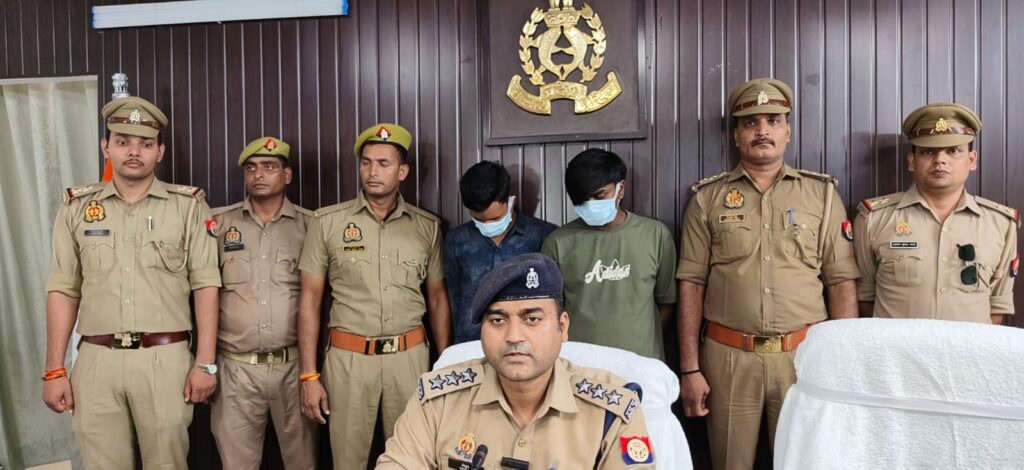 वाराणसी ऑनलाइन बेटिंग गैंग का भंडाफोड़ करते हुए साइबर क्राइम थाना पुलिस द्वारा बरामद मोबाइल फोन, सिम कार्ड और डिजिटल साक्ष्य।