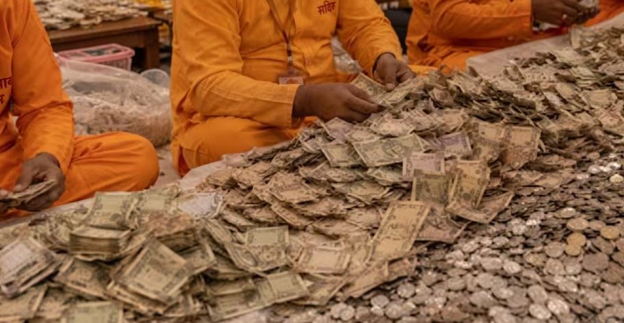 अयोध्या राम मंदिर में चढ़ावा मामले की जांच करती SIT टीम