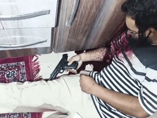 बटाला के गांव मुंडी कलार में चार लोगों की मौत के बाद जांच करती पुलिस