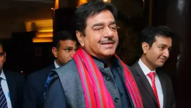टीएमसी सांसद शत्रुघ्न सिन्हा ममता बनर्जी के समर्थन में बयान देते हुए और पीएम मोदी को 12 साल पूरे होने पर बधाई देते हुए