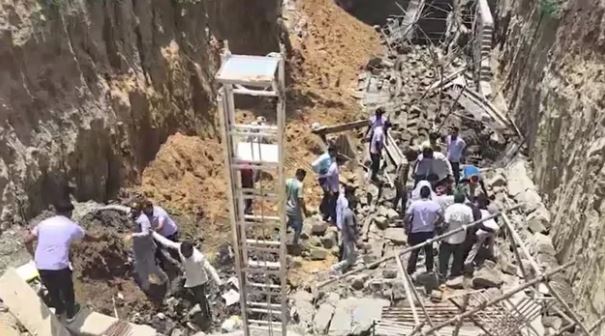जयपुर के आमेर क्षेत्र में दीवार गिरने के बाद रेस्क्यू ऑपरेशन चलाती बचाव टीम