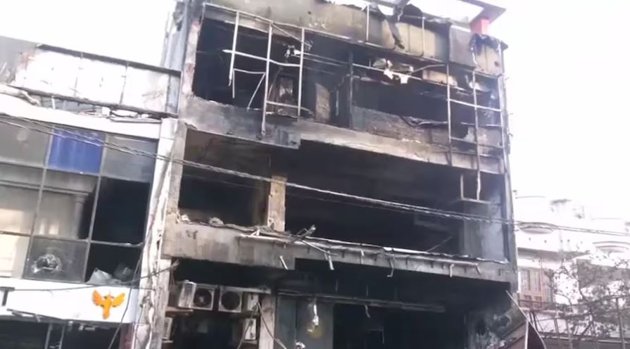 lucknow fire case लखनऊ के अलीगंज स्थित शॉपिंग कॉम्प्लेक्स में आग लगने के बाद जांच करती प्रशासनिक टीम