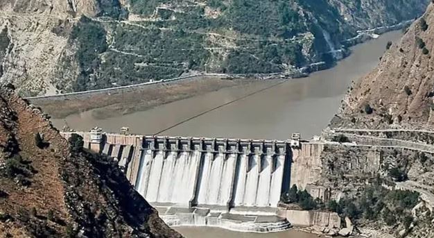 पाकिस्तान के सिंध और बलूचिस्तान में नहरों में पानी की भारी कमी के कारण सूखे खेत और प्रभावित किसान।