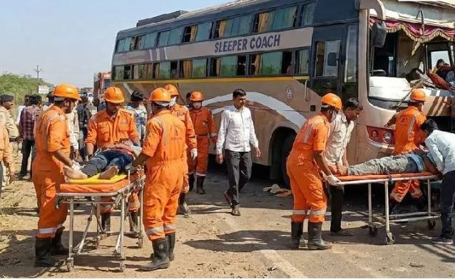 वडोदरा-जरोद रोड पर ट्रक से टकराई क्षतिग्रस्त लग्जरी बस