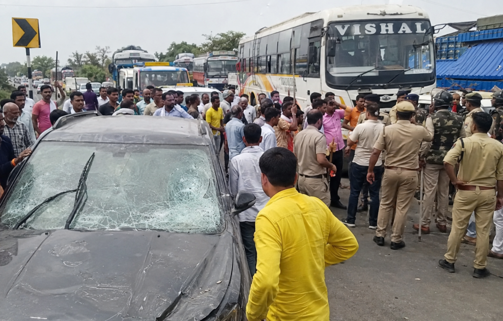 दतिया उपचुनाव में नरोत्तम मिश्रा का टिकट कटने के बाद समर्थकों का प्रदर्शन, हाईवे जाम और पुलिस के साथ झड़प का दृश्य।