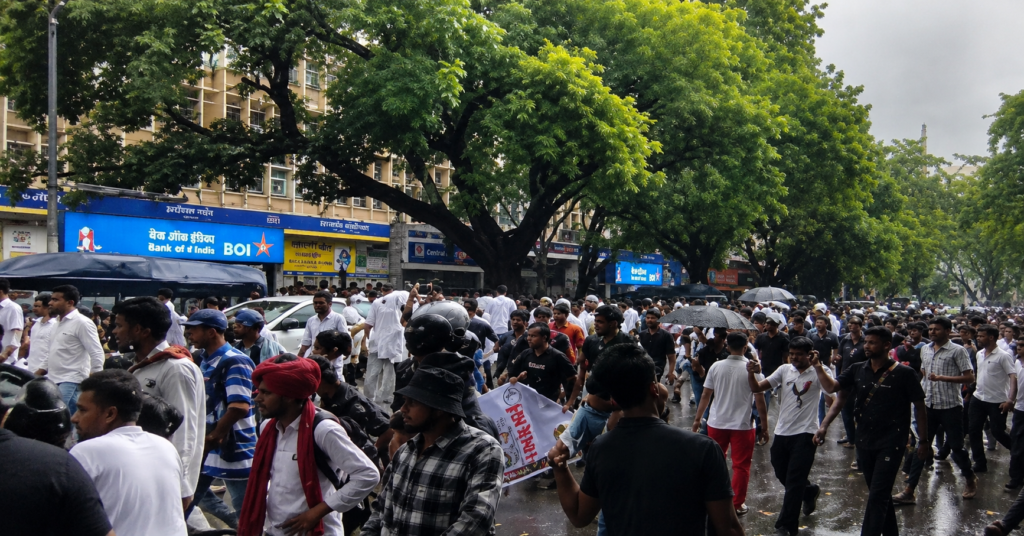 जंतर-मंतर पर सोनम वांगचुक के समर्थन में प्रदर्शन करते छात्र और प्रदर्शनकारी