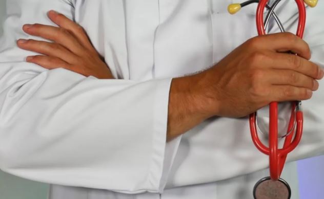 केरल के कन्नूर में अस्पताल में इलाज से जुड़ी प्रतीकात्मक तस्वीर