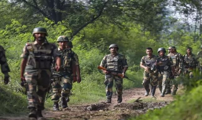Shopian Encounter के दौरान ऑपरेशन चलाते भारतीय सुरक्षा बल