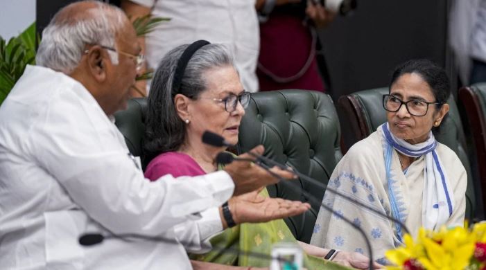 21 जुलाई शहीद दिवस कार्यक्रम को लेकर ममता बनर्जी और कांग्रेस से जुड़ी सांकेतिक तस्वीर