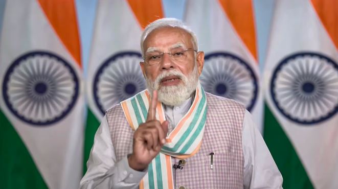 आर्थिक मंत्रालयों के अधिकारियों के साथ बैठक में युवा और भविष्य की सोच पर जोर देते प्रधानमंत्री नरेंद्र मोदी