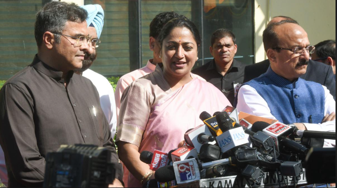 महिला समृद्धि योजना के तहत दिल्ली सरकार की ₹2500 मासिक सहायता योजना की जानकारी लेती महिलाएं।