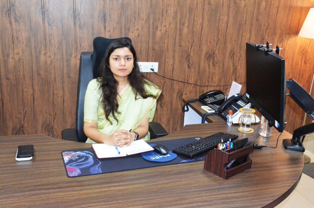 पूर्वोत्तर रेलवे के वाराणसी मंडल की नई वरिष्ठ मंडल वाणिज्य प्रबंधक प्रशस्ति श्रीवास्तव ने कार्यभार ग्रहण करने के बाद अधिकारियों के साथ बैठक की।