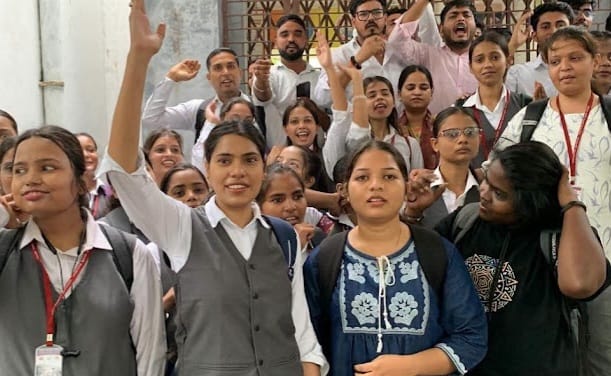 महात्मा गांधी काशी विद्यापीठ में वाइवा में कम अंक दिए जाने के विरोध में समाज कार्य संकाय के छात्रों का धरना और विभाग पर ताला।