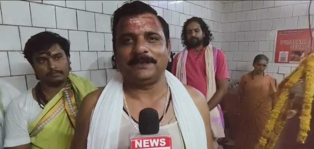 श्री काशी विश्वनाथ धाम के प्रवेश द्वार पर दर्शन के लिए पहुंचे श्रद्धालु, प्रवेश मार्ग को लेकर चल रही बहस।