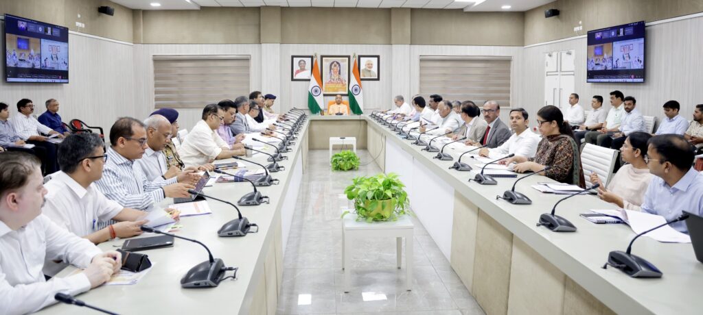UP International Trade Show 2026 की तैयारियों की समीक्षा करते मुख्यमंत्री योगी आदित्यनाथ