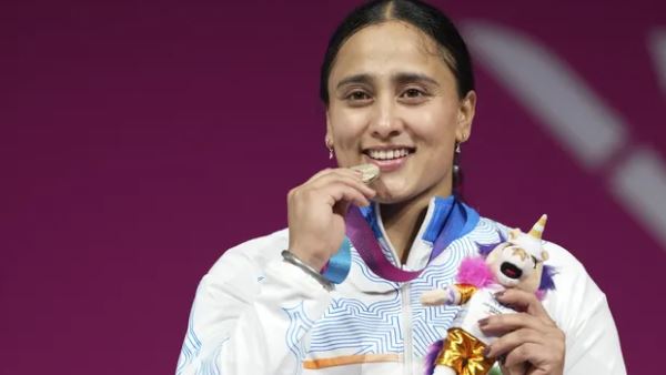 CWG 2026 में रजत पदक जीतने के बाद भारतीय वेटलिफ्टर हरजिंदर कौर और अजय बाबू