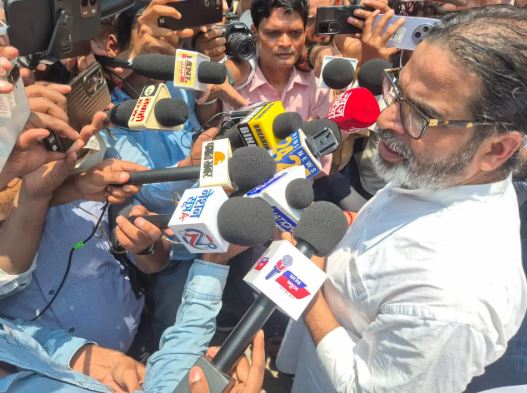 बंटी यादव हत्याकांड के पीड़ित परिवार से मुलाकात करते प्रशांत किशोर