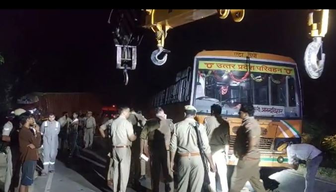 एटा के बागवाला थाना क्षेत्र में सड़क किनारे खड़ी रोडवेज बस में तेज रफ्तार कैंटर की टक्कर के बाद क्षतिग्रस्त बस और मौके पर राहत-बचाव कार्य।