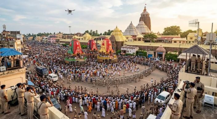 पुरी रेलवे स्टेशन पर श्रद्धालुओं की सुरक्षा के लिए तैनात AI रोबोट DSC Arjun