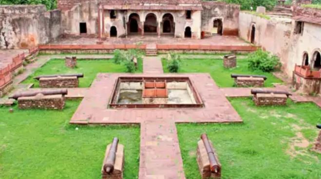 Historic Narwar Fort in Shivpuri where a 500-year-old cannon was allegedly stolen during the night.