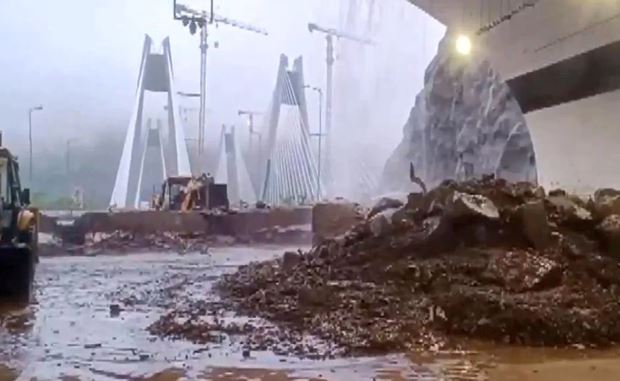 Mumbai Pune Expressway Closed after landslide near Khandala during heavy rain