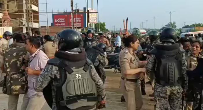 दतिया NH-44 हिंसा के दौरान हाईवे पर प्रदर्शन और पुलिस बल की तैनाती