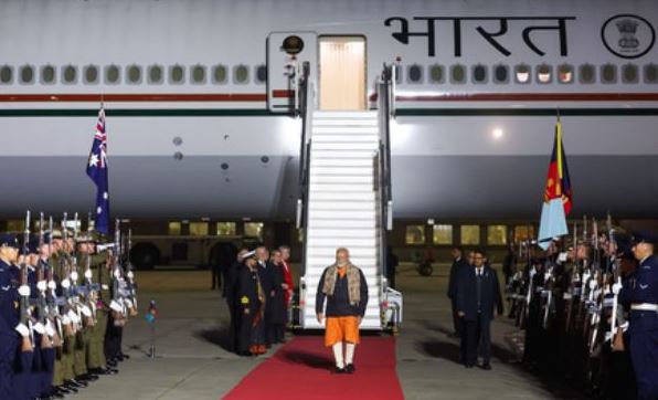 मेलबर्न में इंडिया-ऑस्ट्रेलिया CEO फोरम को संबोधित करते प्रधानमंत्री नरेंद्र मोदी।