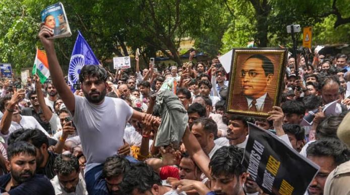 चलो संसद मार्च को लेकर जंतर-मंतर पर जुटे प्रदर्शनकारी और तैनात दिल्ली पुलिस