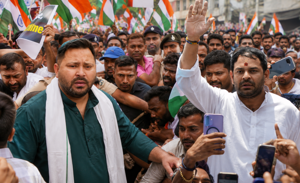 RJD मार्च के बीच तेज प्रताप यादव का तेजस्वी यादव को समर्थन