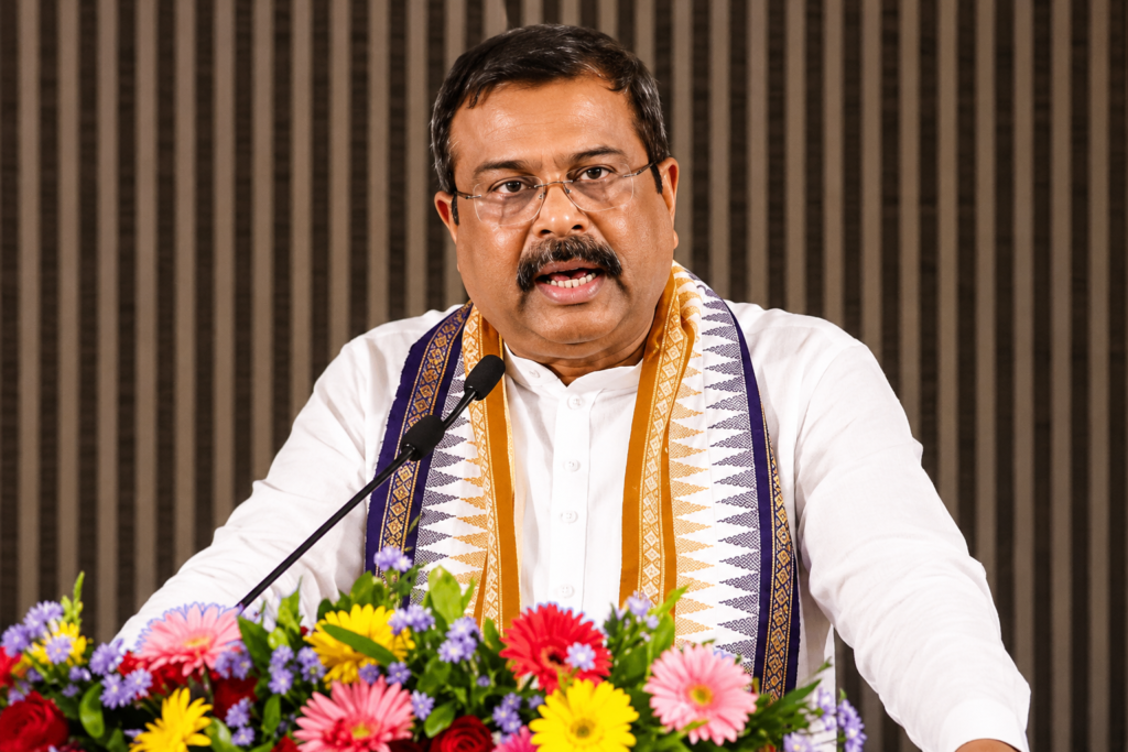 धर्मेंद्र प्रधान इस्तीफा बयान देते हुए