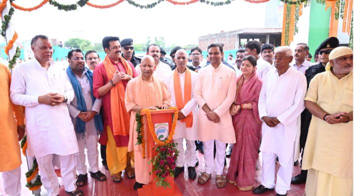 मुख्यमंत्री योगी आदित्यनाथ गोरखपुर में ग्रीन सिटी माधोपुर बांध सड़क का लोकार्पण करते हुए