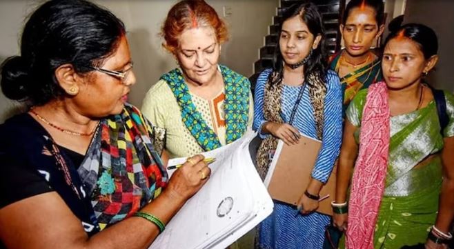 डिजिटल जनगणना के लिए घर-घर जाकर जानकारी जुटाते जनगणना कर्मी
