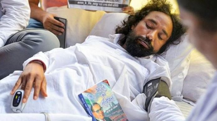 JPSC परीक्षा विवाद को लेकर रांची में अनशन पर बैठे छात्र नेता देवेंद्र महतो