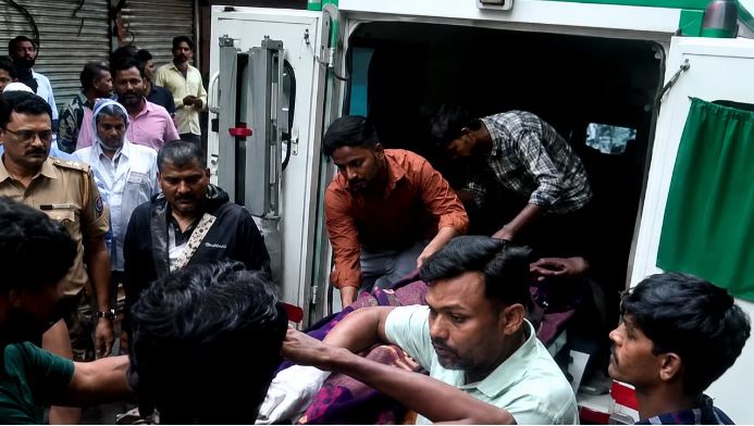 मुंबई के कुर्ला चिराग नगर में भारी बारिश के बाद भूस्खलन और रेस्क्यू ऑपरेशन