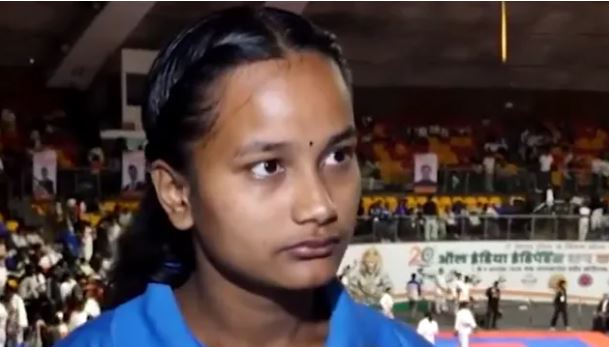 जनमोनी कुंवर नेशनल कराटे चैंपियनशिप में स्वर्ण पदक के साथ