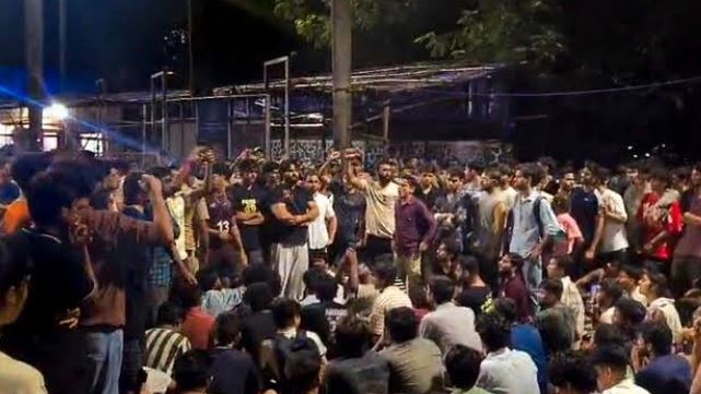 IIT बॉम्बे में साहिल वाकोडे की मौत के बाद छात्रों का प्रदर्शन