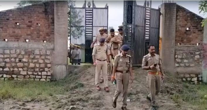चित्रकूट के अशोह गांव में विस्फोट के बाद पुलिस की जांच