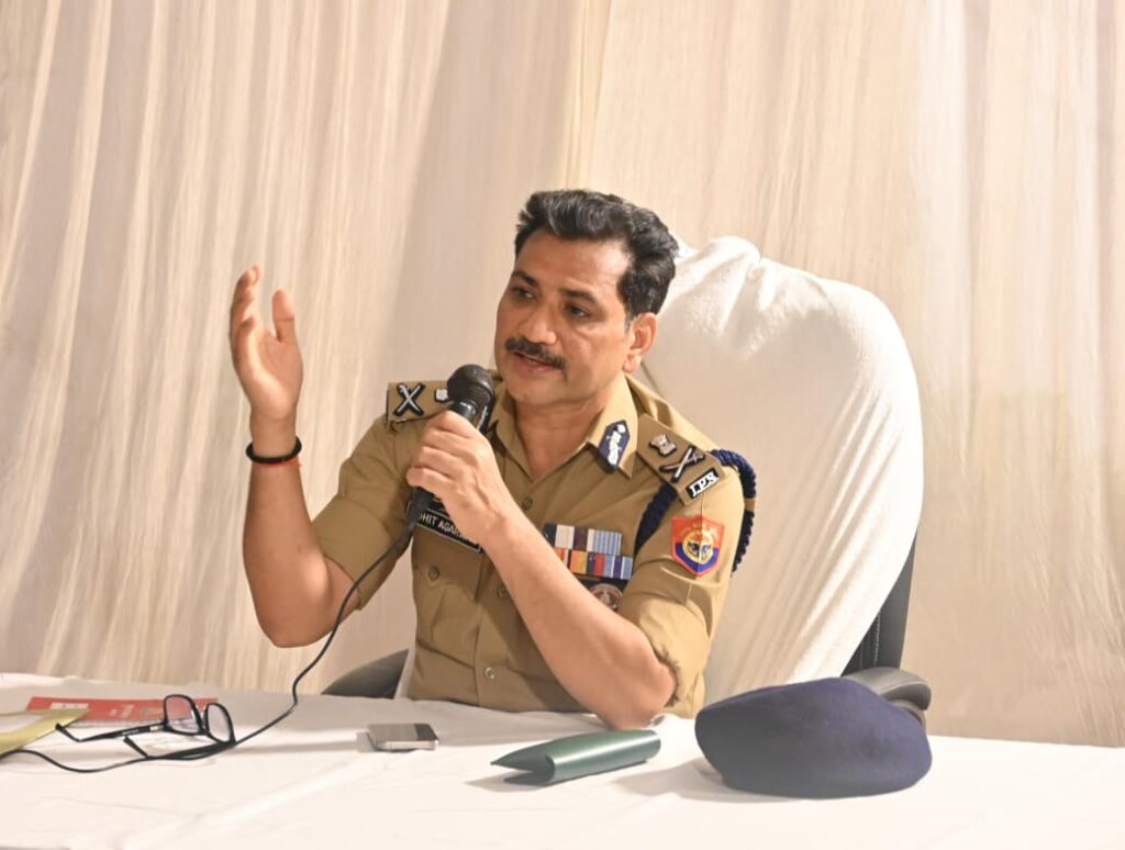 वाराणसी पुलिस आयुक्त मोहित अग्रवाल थाना कैण्ट निरीक्षण करते हुए