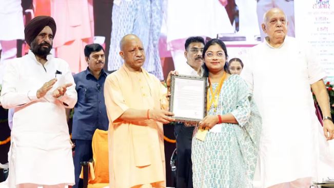 मुख्यमंत्री योगी आदित्यनाथ मिशन रोजगार कार्यक्रम में युवाओं को नियुक्ति पत्र देते हुए